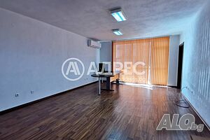 Офис под наем в идеалния център на гр. Сандански Офис Медицинский кабинет 63 кв.м Междинный этаж | Магазины, Офисы | Сандански