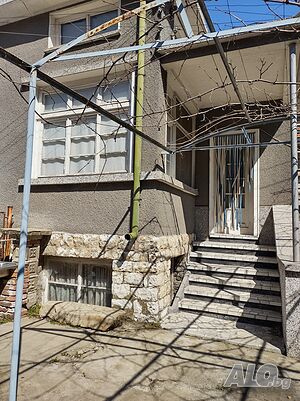 ПРОДАВАМ къща в Чирпан - супер идеален център с прилежащите постройки Одноэтажный 150 кв.м РЗП 250 кв.м двор | Дома/Дачи | Център Чирпан