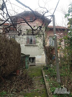 стара къща за ремонт или за събаряне двор+гараж в района на зъболекарска поликлиника Одноэтажный 93 кв.м РЗП 343 кв.м двор | Дома/Дачи | Център Ямбол