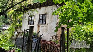 УПИ - 1300 м2 със стара къща за събаряне Одноэтажный 56 кв.м РЗП 1300 кв.м двор | Дома/Дачи | Пещера