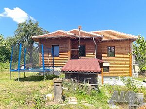 Реновирана двуетажна къща с лятна кухня и панорамна гледка в с. Бадевци, на 35 км. от Велико Търново Двухэтажный 96 кв.м РЗП 1100 кв.м двор | Дома/Дачи | Бадевци