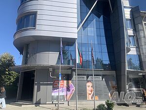 Дава под наем помещение за аптека, дрогерия или др. Магазин Офис Другое 100 кв.м Первый наземный этаж | Магазины, Офисы | Център Хасково