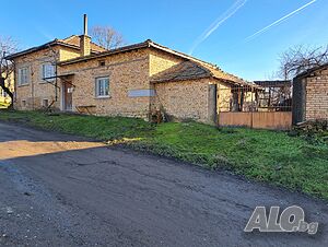 Продавам дворно място и къща със стопански постройки Одноэтажный 131 кв.м РЗП 1680 кв.м двор | Дома/Дачи | Медовина