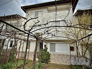 Триетажна монолитна къща в гр. Стражица Трехэтажный 160 кв.м РЗП 450 кв.м двор | Дома/Дачи | Стражица
