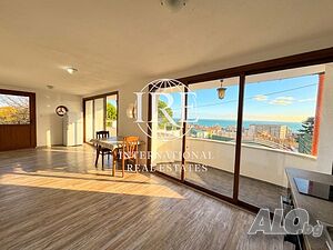 ЕКСКЛУЗИВНО Тристаен апартамент с морска нескриваема панорама и двор с барбекю под наем с паркомясто.. Трехкомнатная 80 кв.м Обставленная Первый жилой этаж | Квартиры, Комнаты | Кабакум (местность)