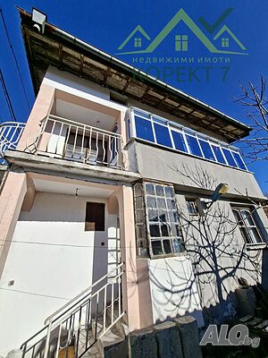 Продава многофункционален имот в Бургас, кв. Победа- къща, магазин, два гаража и двор Двухэтажный 210 кв.м РЗП 220 кв.м двор | Дома/Дачи | Победа Бургас