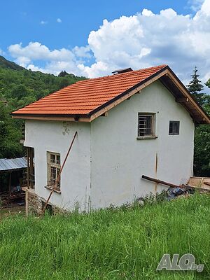 Къща с нов покрив и двор 1340 кв.м на 45 км от София - с. Гинци, община Годеч Двухэтажный 70 кв.м РЗП 1360 кв.м двор | Дома/Дачи | Гинци
