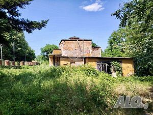 Имот с потенциал в центъра на гр. Перущица Двухэтажный 243 кв.м РЗП 1600 кв.м двор | Дома/Дачи | Перущица