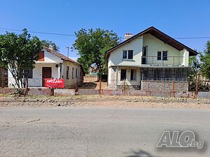 Собственици продават парцел с две къщи на главната улица на село Ливада Двухэтажный 96 кв.м РЗП 1415 кв.м двор | Дома/Дачи | Ливада