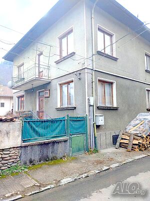 Нова цена Продавам МАСИВНА ТРИЕТАЖНА КЪЩА с лятна кухня на метри от центъра на гр. Тетевен Трехэтажный 128 кв.м РЗП 265 кв.м двор | Дома/Дачи | до Автогарата и на 500м от идеалния център Тетевен