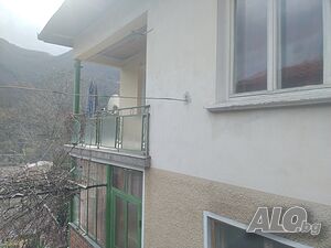 Промоционална цена! Продавам Двуетажна масивна къща със сутеренен етаж и гараж в гр. Тетевен Двухэтажный 159 кв.м РЗП 361 кв.м двор | Дома/Дачи | до  училище и .... Тетевен