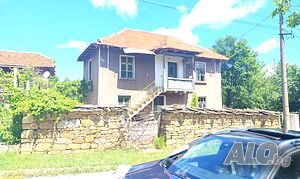 Продавам къща на 82 км от София в село Добревци, община Ябланица Двухэтажный 119 кв.м РЗП 1201 кв.м двор | Дома/Дачи | Добревци