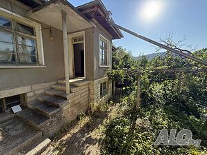 Пордажба на къща в с. Мадара Одноэтажный 102 кв.м РЗП 1008 кв.м двор | Дома/Дачи | Мадара