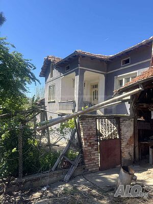 Тухлена двуетажна къща с гараж и кладенец, разположена в спокойно село близо до Павликени Двухэтажный 100 кв.м РЗП | Дома/Дачи | Павликени