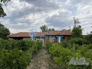 Тухлена къща с гараж в село Вързулица, област Велико Търново Одноэтажный 150 кв.м РЗП 1510 кв.м двор | Дома/Дачи | Вързулица