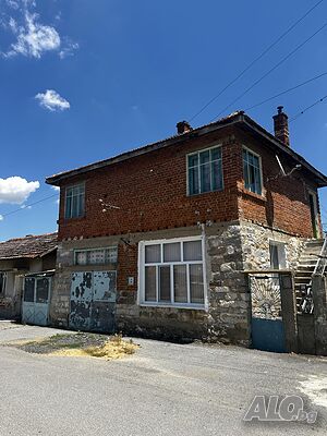 Продавам двуетажна къща с гараж в центъра на село Мелница. Двухэтажный 80 кв.м РЗП 255 кв.м двор | Дома/Дачи | Мелница