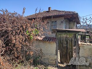 Продавам дворно място със стара къща Одноэтажный 46 кв.м РЗП 1072 кв.м двор | Дома/Дачи | ул. Пета 13 Сливовица