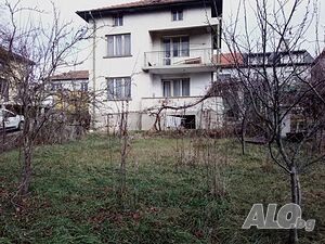 Продавам къща с голям двор на комуникативно място само на 30 км. от гр. София Двухэтажный 150 кв.м РЗП 1225 кв.м двор | Дома/Дачи | Алдомировци